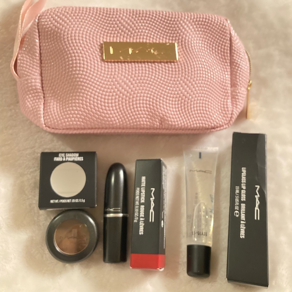 Mac Cosmetics 4 piece gift set with bag Full size
